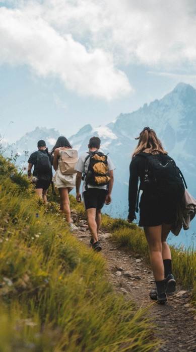 Grupo de senderistas caminando por una cresta de montaña